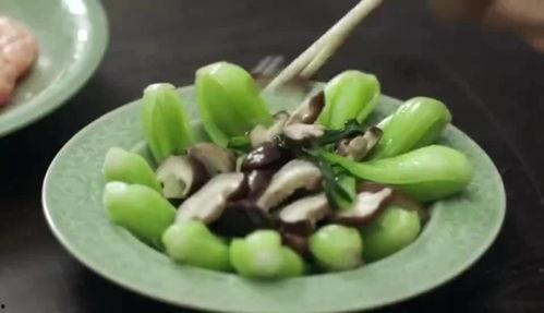 吴月红闷头吃瓜,静享生活美好瞬间