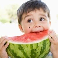 头像萌宝吃瓜图片,萌态十足，可爱瞬间尽收眼底