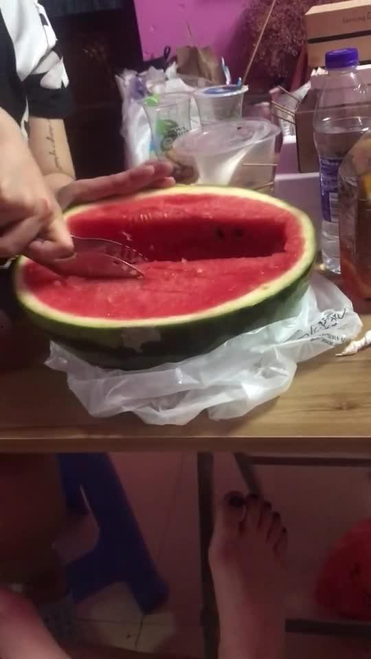 宿舍隔离吃瓜视频,吃瓜视频里的温馨瞬间