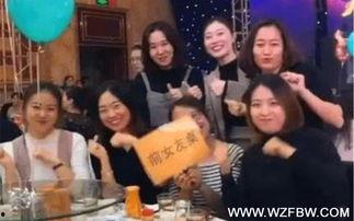 前女友坐下吃瓜