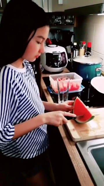 吃瓜丢衣服,一场别开生面的“衣”事