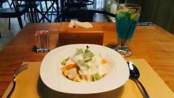 西华食堂吃瓜,瓜果飘香，美食盛宴