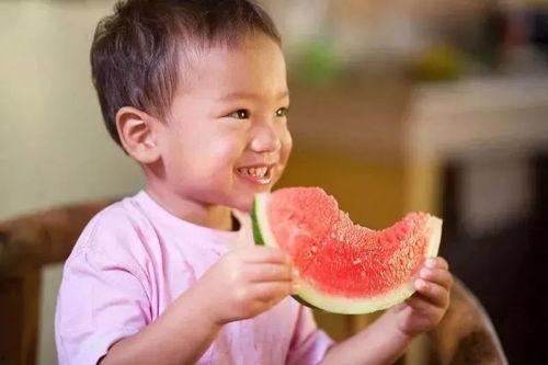 孩子吃瓜的反应,孩子吃瓜的欢乐瞬间