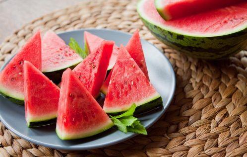 搬小板凳吃瓜围观图片,一场别开生面的“吃瓜”盛宴