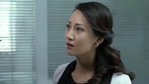 吃瓜让女友陪老总,吃瓜女友意外成为老总青睐的神秘助力